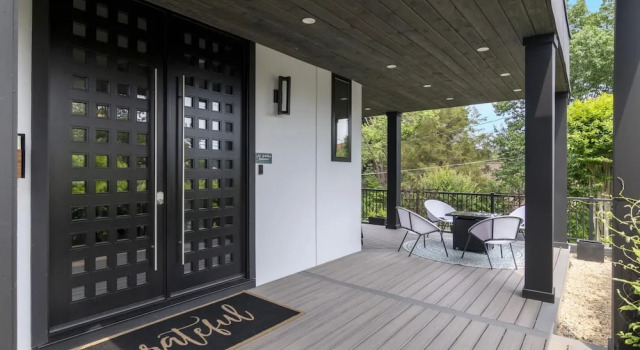 Top of The Hill Luxury Clarendon 4-br Homestay, Забронировать Отель Арлингтон 
