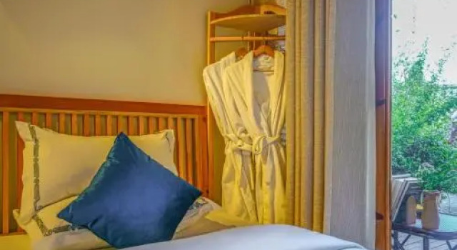 Lijiang Dream River View Hostel, Забронировать Хостел Отели Лицзян с парковкой, рядом с Улица Сквер-стрит Древнего города Даянь, Парковка