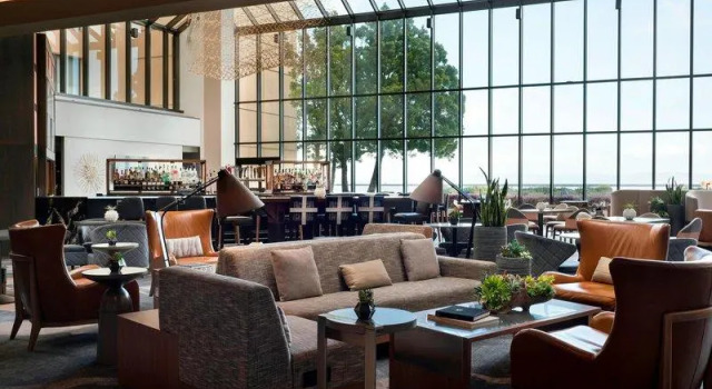 Четырёхместный клубный номер Standard San Francisco Airport Marriott Waterfront