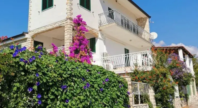 Srđan - 10 m From the Beach - A3, Rezerwuj Hotel Hotele w Split-Dalmatia County z parkingiem, Parking