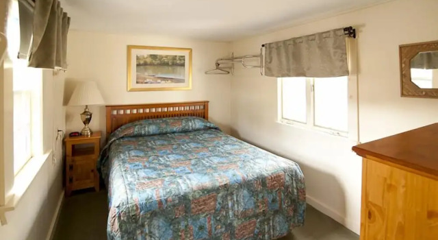 Номер Standard с балконом Eclectic Studio Cabin w/ Kitchenette, Free WiFi, Riverfront Location & More