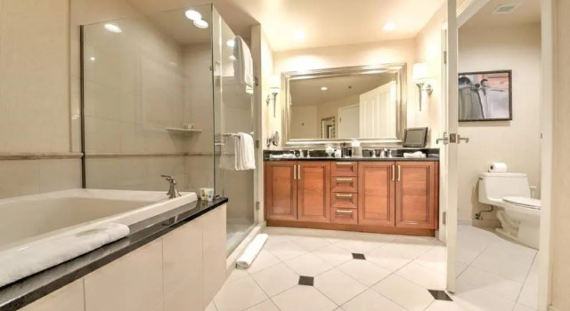 Люкс Deluxe Пентхаус с балконом и с видом на город Signature Rental by Owner Direct