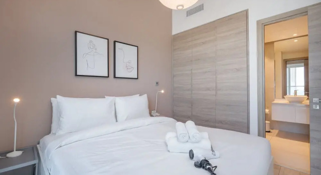 Апартаменты Modern 1-bed With Partial Sea Marina View