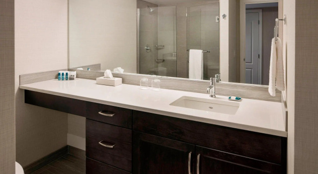 Двухместный номер Standard Delta Hotels by Marriott Grand Okanagan Resort