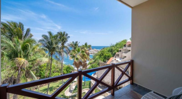 Четырёхместный номер Standard с балконом Villas Coral Huatulco