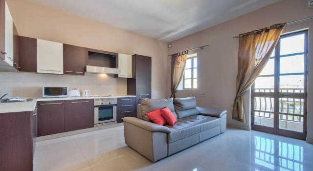 Spacious Light Filled Apartment With Balcony