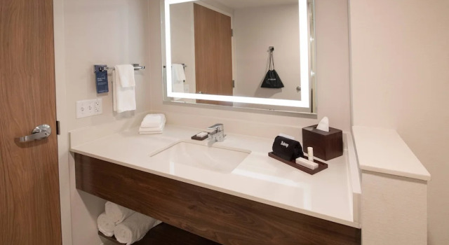 Четырёхместный люкс Fairfield by Marriott Edmonton International Airport
