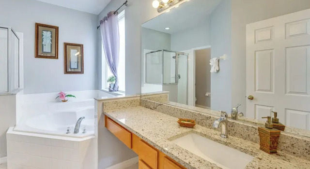 Коттедж 7 Mi to Disney: Kissimmee Home w/ Pool & Hot Tub!