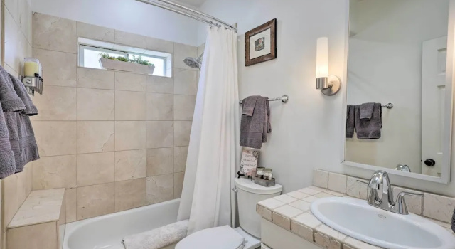 Апартаменты с 2 комнатами с балконом Historic Railyard Bungalow - Walkable Location!