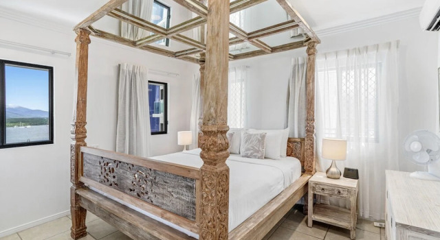Belle Escapes Luxury Penthouse with Ocean Views, Забронировать Отель Бизнес-отели Кэрнс, рядом с Главный офис центра изучения дикой природы ZOO To You, 4* 5*