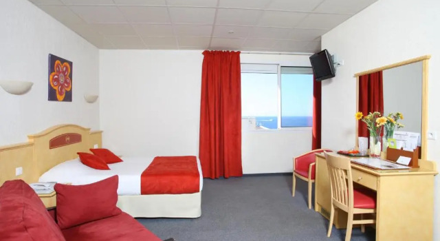 Четырёхместный номер Standard с видом на море Hotel Saint Christophe