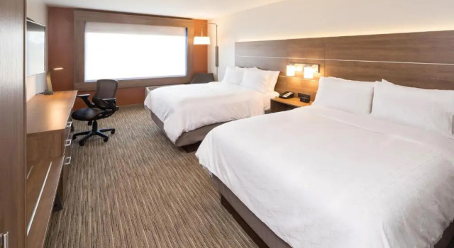 Четырёхместный номер Standard Holiday Inn Express and Suites Kalamazoo West by IHG