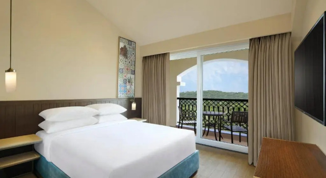 Двухместный номер Standard с балконом и с видом на бассейн Fairfield by Marriott Goa Calangute