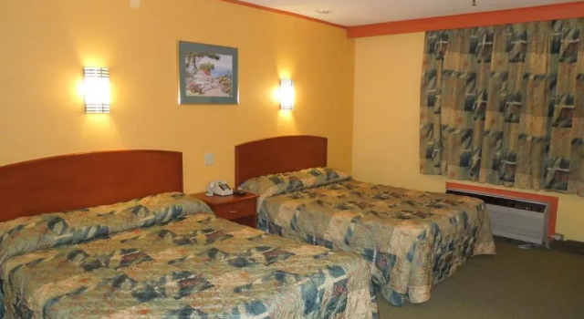Четырёхместный номер Standard Bay Shore Inn