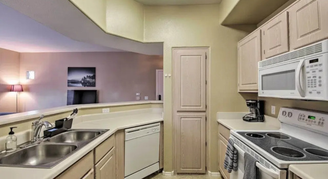 Апартаменты c 1 комнатой с балконом Condo w/ Pool Access, 5 Mi to Tempe Diablo Stadium