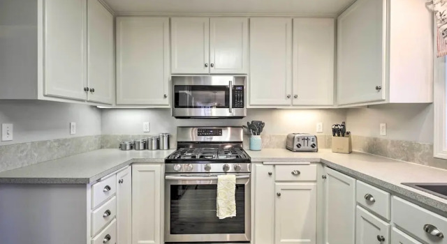 Коттедж Charming Eugene Home w/ Fire Pit: 8 Mi to UO!
