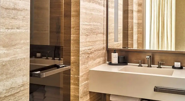Номер Mobility Accessible Roll-In Shower Premium Conrad Los Angeles