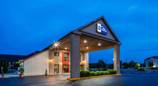 Кровать в общем номере Best Western Galaxy Inn
