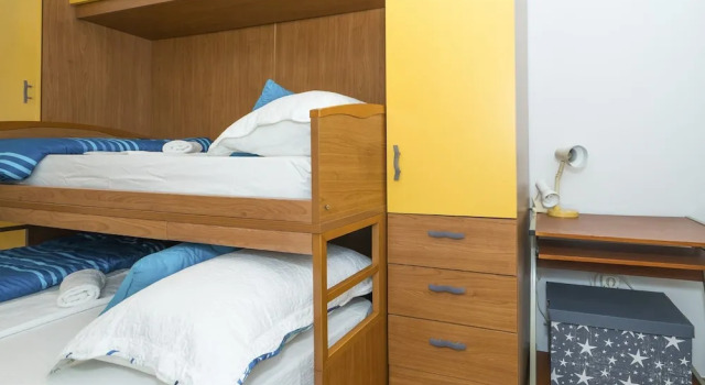 Apt. Near Center With Balcony With the sea View, Prenota Appartamento Splitska 