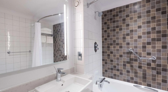 Полулюкс DoubleTree by Hilton Swindon Hotel