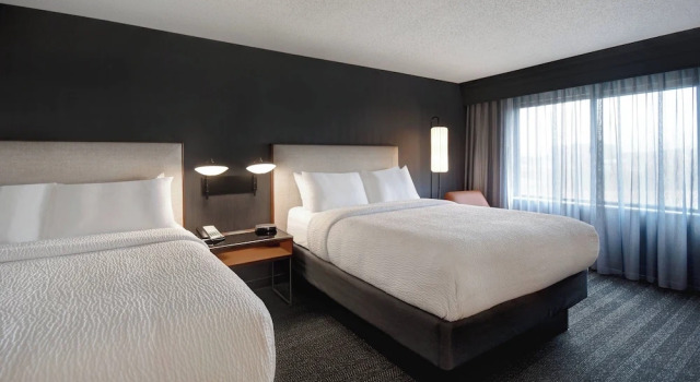 Четырёхместный номер Standard с балконом Courtyard by Marriott Cincinnati Airport