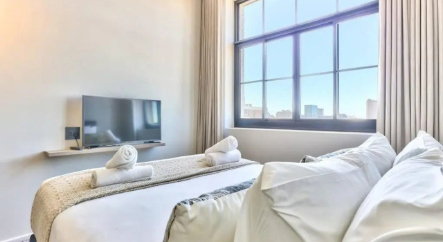 Апартаменты Upmarket East City Apartment w views