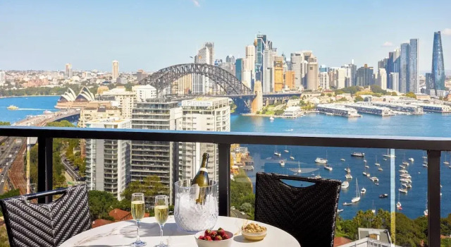 Люкс с 2 комнатами с балконом и с видом на гавань Meriton Suites North Sydney