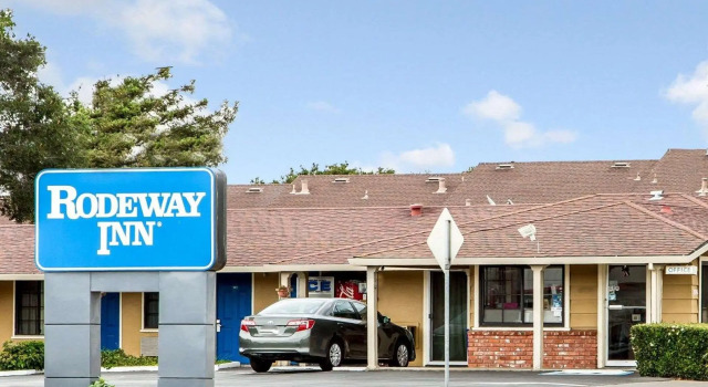 Кровать в общем номере Rodeway Inn Monterey Near Fairgrounds