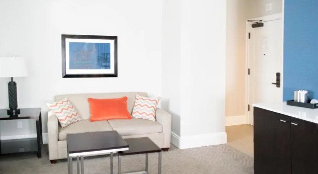 Трёхместный полулюкс Hotel Alex Johnson Rapid City, Curio Collection by Hilton