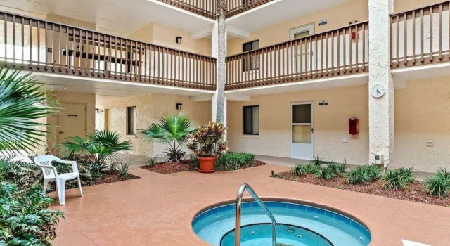 Life's A Beach~oceanfront 2 Bedroom Condo by RedAwning, Rezerwuj Apartament Hotele w Saint Augustine Area z basenem, Basen