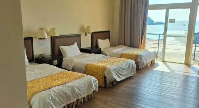 Трёхместный номер Standard с балконом и рядом с пляжем HAITENHOTEL