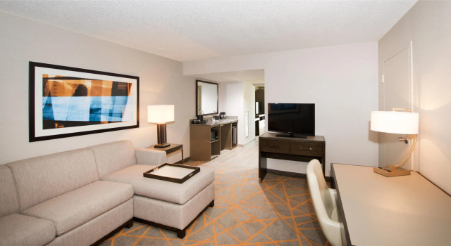 Двухместный люкс Embassy Suites by Hilton Cincinnati Northeast - Blue Ash
