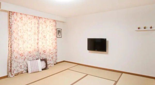 Кровать в общем номере Hanabi Hotel