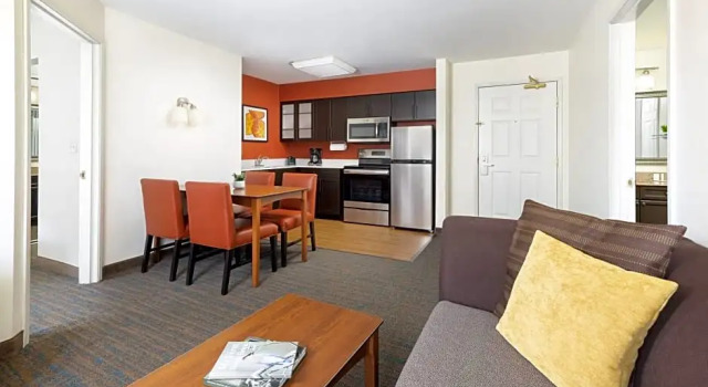 Четырёхместный люкс с 2 комнатами Residence Inn by Marriott Des Moines West at Jordan Creek Town Center