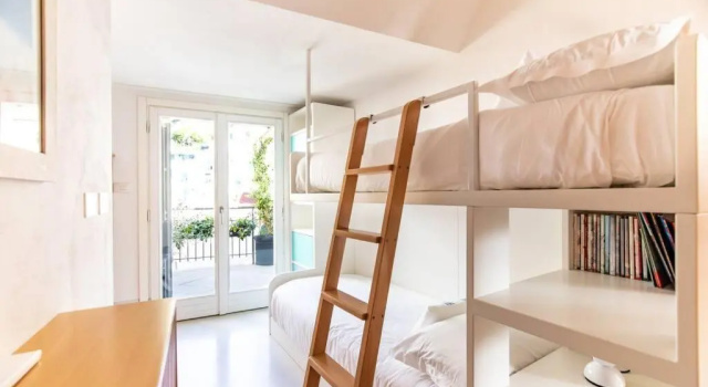 Carattino 12: Idyllic Seafront Family Retreat