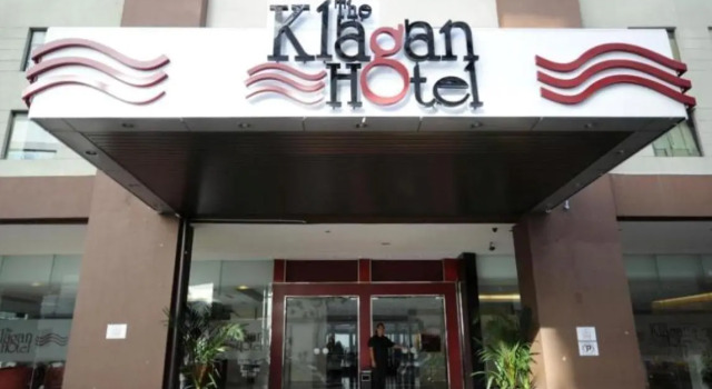Кровать в общем номере The Klagan Hotel