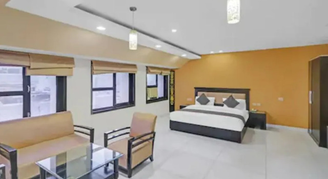 Downtown Travelodge - Blue Moon