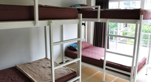 Кровать в общем номере Ananas Central Phuket Hostel
