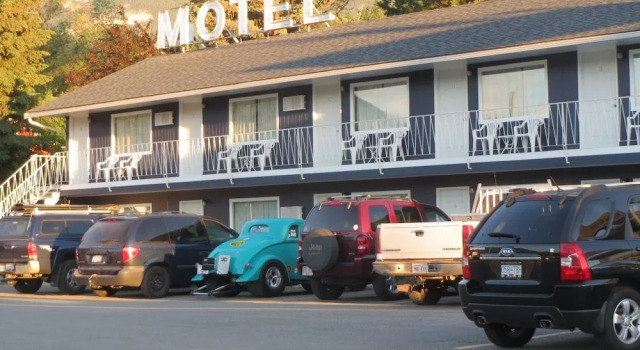 Round-Up Motel, Book Motel 70 Mile House Canada