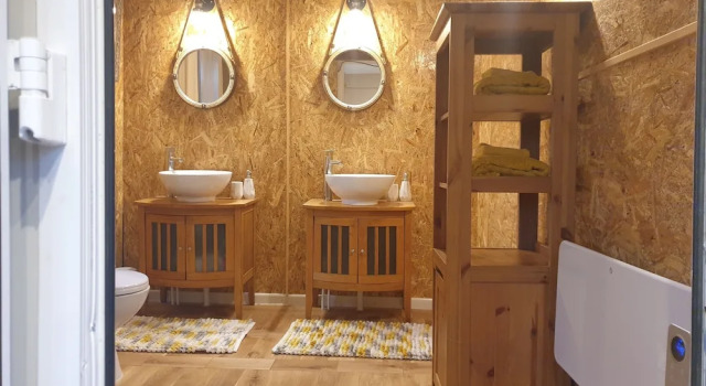 Riverside Cabin - Sleeps 2 - Hottub - Parking