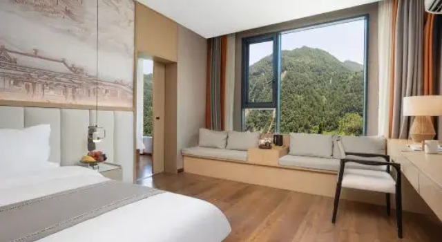 Трёхместный люкс с красивым видом из окна Shanshuijian Hot Spring Hotel (Hailuogou Glacier Forest Park)