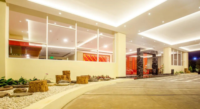Front One Hotel Purwodadi
