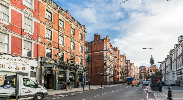 Lovely 1BR Home Near Holland Park, 4 Guests