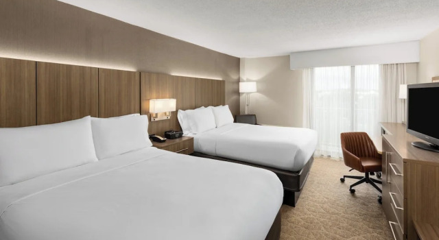 Четырёхместный номер Standard с балконом Holiday Inn Nashville - Vanderbilt - Dwtn by IHG