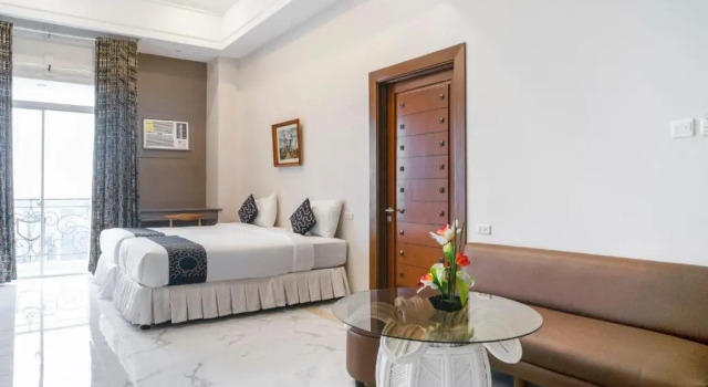 Люкс Capital O 460 World Palace Hotel