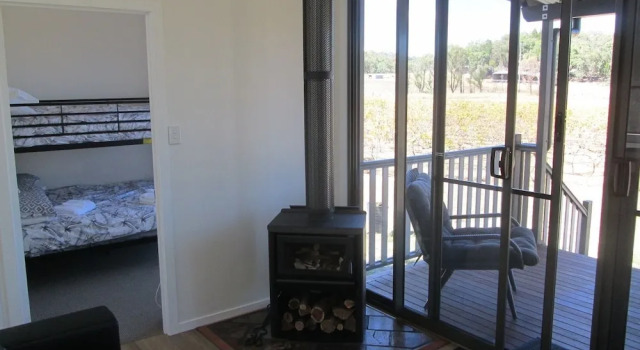 Just Red Wines Vineyard Cabins, Rezerwuj Hotel Hotele w Ballandean z parkingiem, Parking