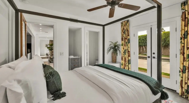 Mid-Century Elegance & Fun in Tahquitz River Estates, Забронировать Дом для отпуска Отели Палм-Спрингса с парковкой, рядом с Palm Springs Mall Shopping Center, Парковка