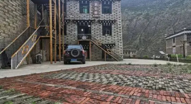 Daocheng Lingyunlou Homestay