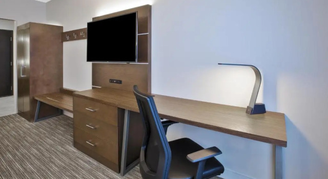 Люкс Superior Holiday Inn Express & Suites Okemos - University Area by IHG