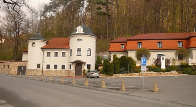Zámeček Pod Hradem, Book Hotel Hoteller i Moravia-Silesia med parkering, Parkering